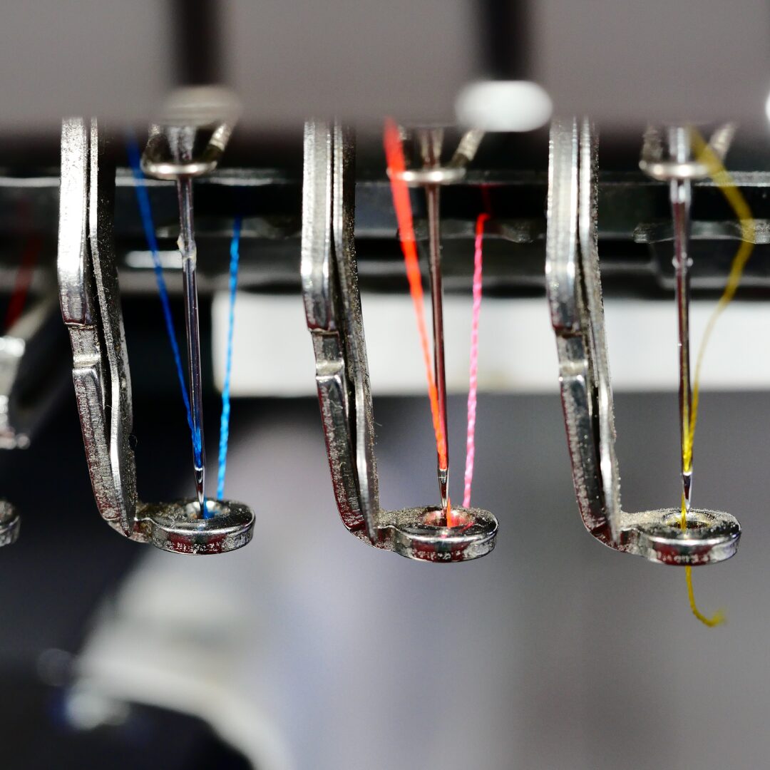 Machine broderie professionnelle atelier à Douai